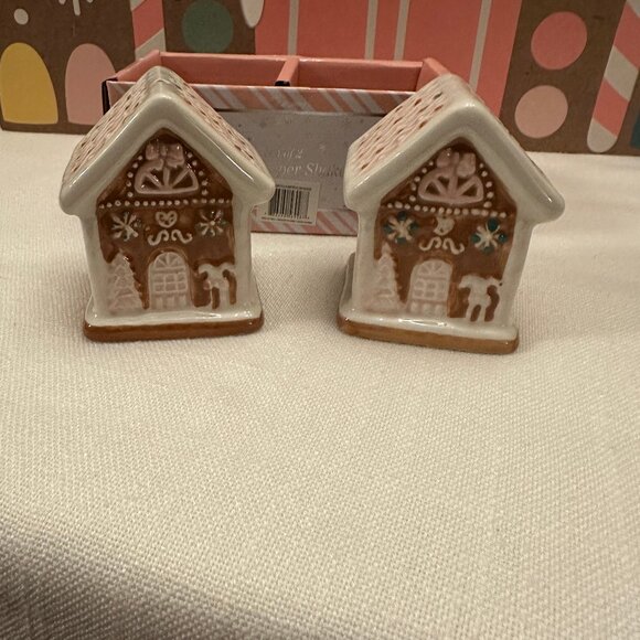 Gingerbread Houses Salt and Pepper Shakers NIB - Pairs well with mug - Picture 4 of 7